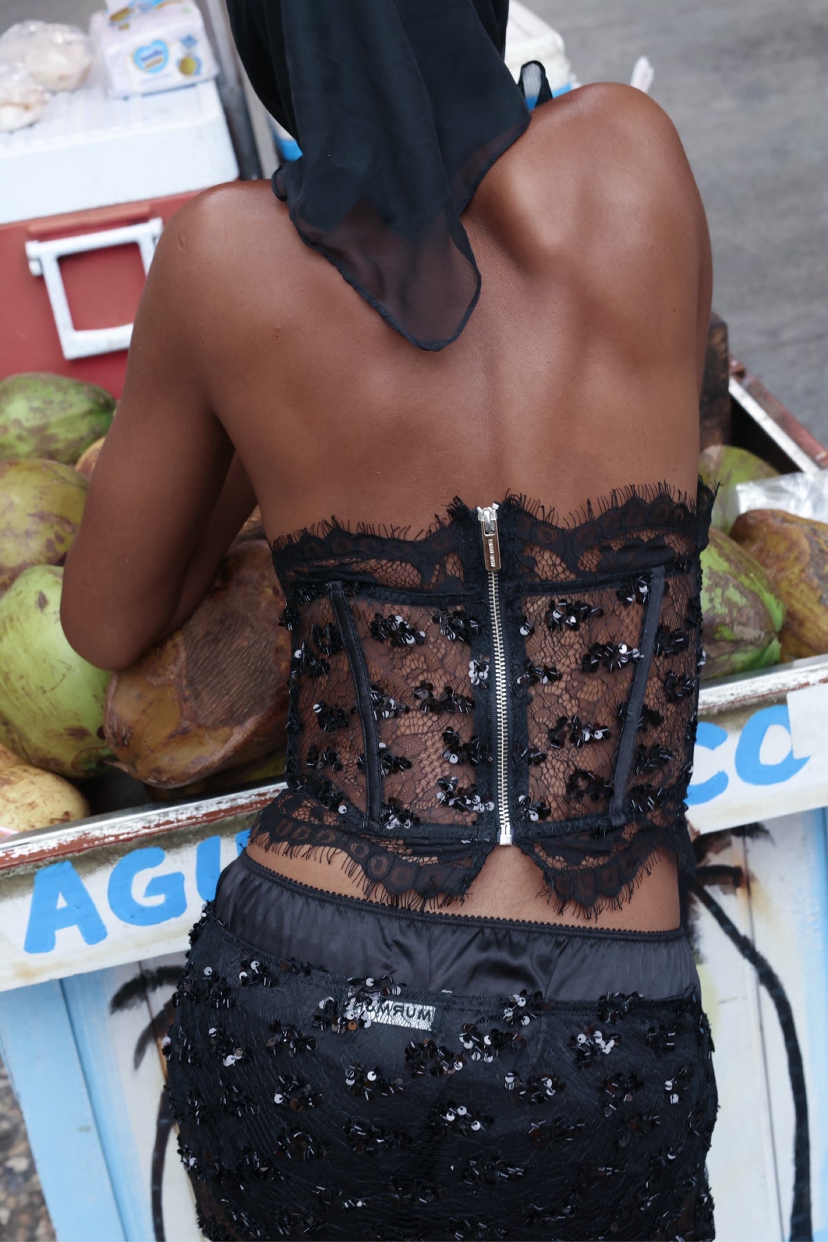 encaje negro.