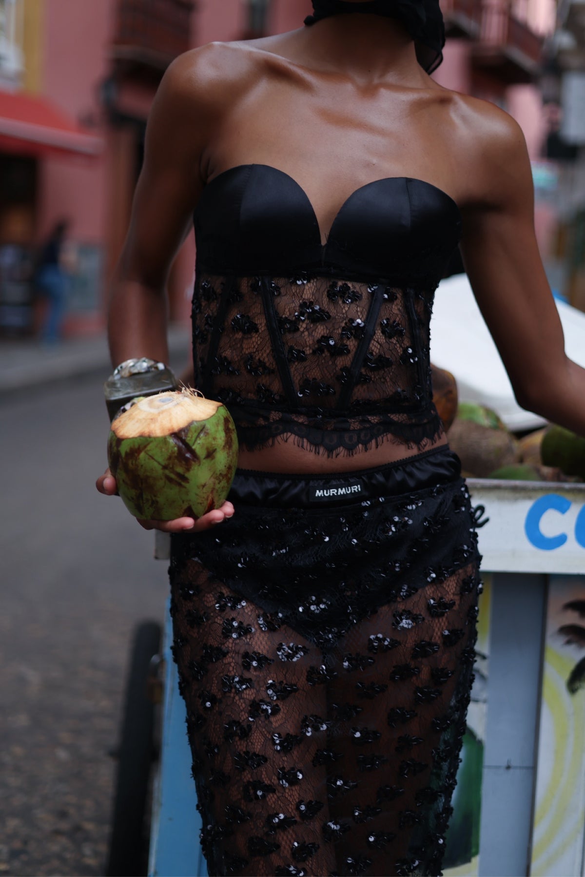 encaje negro.
